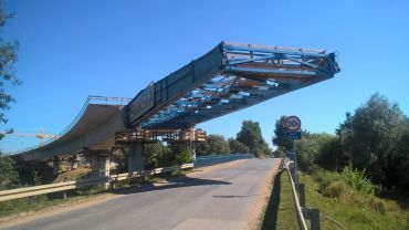 Ostatni segment mostu na obwodnicy Leśnicy nasunięty (ZOBACZ ZDJĘCIA Z BUDOWY)