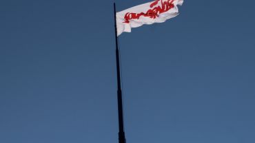 Flaga Solidarności na szczycie wrocławskiej Iglicy