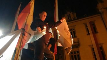 Wrocław: na marszu narodowców spłonęły portrety dwóch polityków [WIDEO]