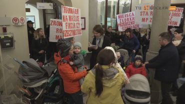 Rodzice z Maślic protestowali przed Ratuszem [WIDEO]