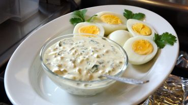 Jajka, biała kiełbasa i chrzan. Eksperci radzą, jak przygotować zdrowe i smaczne potrawy wielkanocne