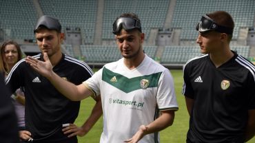 Piłkarze Śląska wzięli udział w treningu blind footballu [WIDEO]
