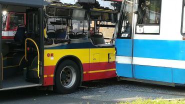 Wypadek na Tarnogaju. Policja: kierowca autobusu nie ustąpił pierwszeństwa [WIDEO]