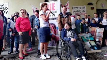 Protest rodziców dzieci niepełnosprawnych przed Ratuszem. 