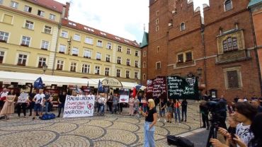 Protest przeciwko Nagrodzie Wrocławia dla Strajku Kobiet [WIDEO]
