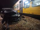 Wrocław: kierowca samochodu wjechał prosto pod pociąg [ZDJĘCIA]