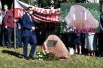 Kamień Morawieckiego oblany brunatną farbą. Policja szuka sprawców