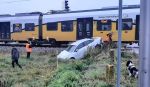 Wypadek we Wrocławiu: Auto z matką i dwójką dzieci wjechało pod pociąg
