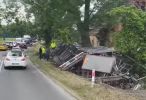 Tir złożył się jak domek z kart. Groźny wypadek pod Wrocławiem