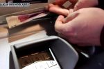 Wrocław: 40-letni Rumun znalazł sposób na okradanie bankomatów [ZOBACZ WIDEO], Dolnośląska Policja