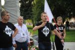 Antyukraiński marsz we Wrocławiu. Jacek Międlar krzyczy, a obok z flagą stoi mała dziewczynka [ZDJĘCIA, WIDEO], 