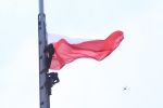 Biało-czerwona powiewa nad Wrocławiem. Alpiniści zawiesili flagę na Iglicy [ZDJĘCIA], 