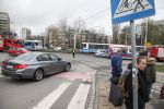 Zderzenie tramwaju z motocyklem na Legnickiej. Motocyklista w szpitalu, są objazdy [ZDJĘCIA], 