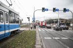 Zderzenie tramwaju z motocyklem na Legnickiej. Motocyklista w szpitalu, są objazdy [ZDJĘCIA], 