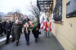 Rodzina ks. Popiełuszki na uroczystościach złożenia kwiatów pod tablicą ofiar stanu wojennego [ZDJĘCIA], 