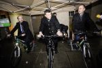 Wrocław: wiceminister i wojewoda na rowerze wygenerowali prąd do oświetlenia choinki [ZDJĘCIA], 