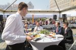 Prezydent Dutkiewicz zjadł na Rynku śniadanie z mieszkańcami i turystami  [ZDJĘCIA], 