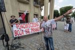 Protest przed halą w której dyskutowali Kwaśniewski, Komorowski i Michnik [ZDJĘCIA], 