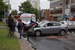Groźny wypadek na Popowicach. Zderzyły się trzy samochody, jedna osoba ranna [ZDJĘCIA], 