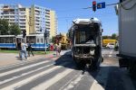 Groźny wypadek na Broniewskiego. Ciężarówka wjechała w tramwaj, są ranni [ZDJĘCIA], 