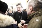 Arcybiskup i prezydent Wrocławia wspólnie rozdawali 750 paczek dla potrzebujących [ZDJĘCIA], 