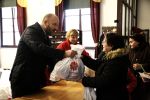 Arcybiskup i prezydent Wrocławia wspólnie rozdawali 750 paczek dla potrzebujących [ZDJĘCIA], 