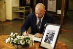 Jacek Sutryk złożył kondolencje w księdze pamięci prezydenta Adamowicza [ZDJĘCIA], 