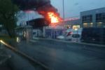 Duży pożar na Olsztyńskiej. Palił się salon Mercedesa [ZDJĘCIA, WIDEO], 