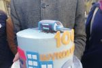 Aktywiści podarowali Sutrykowi tort z okazji setnego wykolejenia tramwaju [ZDJĘCIA], mh