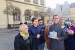 Aktywiści podarowali Sutrykowi tort z okazji setnego wykolejenia tramwaju [ZDJĘCIA], Michał Hernes