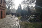 Tłumy na wrocławskich cmentarzach. Specjalna organizacja ruchu w mieście [ZDJĘCIA], bas