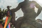 Nie tylko Warszawa. Aktywiści LGBT wywiesili tęczową flagę na wrocławskich pomnikach [ZDJĘCIA], Arkadiusz Wierzba