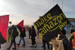 Protest przed Amazonem w Bielanach. Pracownicy zablokowali wjazd tirom, przyjechała policja [ZDJĘCIA], 