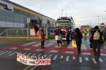 Protest przed Amazonem w Bielanach. Pracownicy zablokowali wjazd tirom, przyjechała policja [ZDJĘCIA], mat. pras.