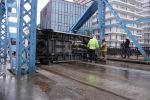 Bus przewrócił się na bok i zablokował wrocławski most [WIDEO, ZDJĘCIA], Jakub Jurek