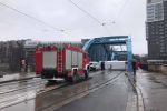 Bus przewrócił się na bok i zablokował wrocławski most [WIDEO, ZDJĘCIA], 