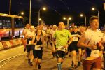 8. PKO Nocny Wrocław Półmaraton. Ulicami pobiegło prawie 8 tysięcy wrocławian [DUŻO ZDJĘĆ], 