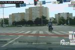 Rowerzysta przejeżdża na czerwonym świetle... tuż przed radiowozem (ZOBACZ FILM), Dolnośląska Policja