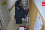 Dwójka wrocławskich policjantów pobiła 82-latkę [ZOBACZ WIDEO], youtube.com/se.pl