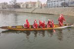 Wrocław: grupa Świętych Mikołajów pływała smoczą łodzią po Odrze [ZDJĘCIA], mat. prasowe