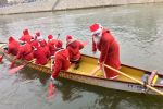 Wrocław: grupa Świętych Mikołajów pływała smoczą łodzią po Odrze [ZDJĘCIA], mat. prasowe