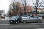 BMW i ford zderzyły się na pl. Orląt Lwowskich. Tu do stłuczek dochodzi regularnie [ZDJĘCIA], mgo
