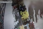 Złodziej-awanturnik zatrzymany po tym, jak zaatakował ochroniarza [WIDEO], Dolnośląska Policja