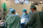 Pierwszego w Polsce przeszczepu rzepki dokonali wrocławscy lekarze - ojciec i syn, ASK