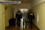 Zapadł wyrok w sprawie Piotra Ż., profesora oskarżonego o brutalne gwałty, Dolnośląska policja