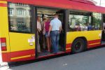 Kolizja autobusu z samochodem na Żernickiej. Dwie osoby zostały ranne, 