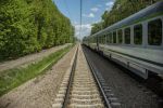 Nieostrożny kierowca zerwał trakcję nad linią kolejową do Poznania. Duże opóźnienia, PKP PLK