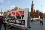 PO znów uderza w PiS. Kolejny „konwój wstydu” wyjeżdża na ulice Dolnego Śląska, Bartosz Senderek