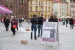 Działaczka partii Razem na Rynku rozdawała wrocławianom prezerwatywy [ZDJĘCIA], Magda Pasiewicz