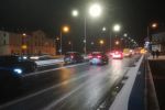Zima znów zaskoczyła drogowców. Ulice oblodzone, tworzą się ogromne korki, prochu